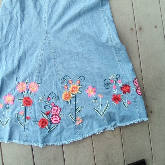 THE PYRAMID COLLECTION DRESS SIZE SMALL Floral Embroidered Denim Overall Dress - Picture 7 of 10